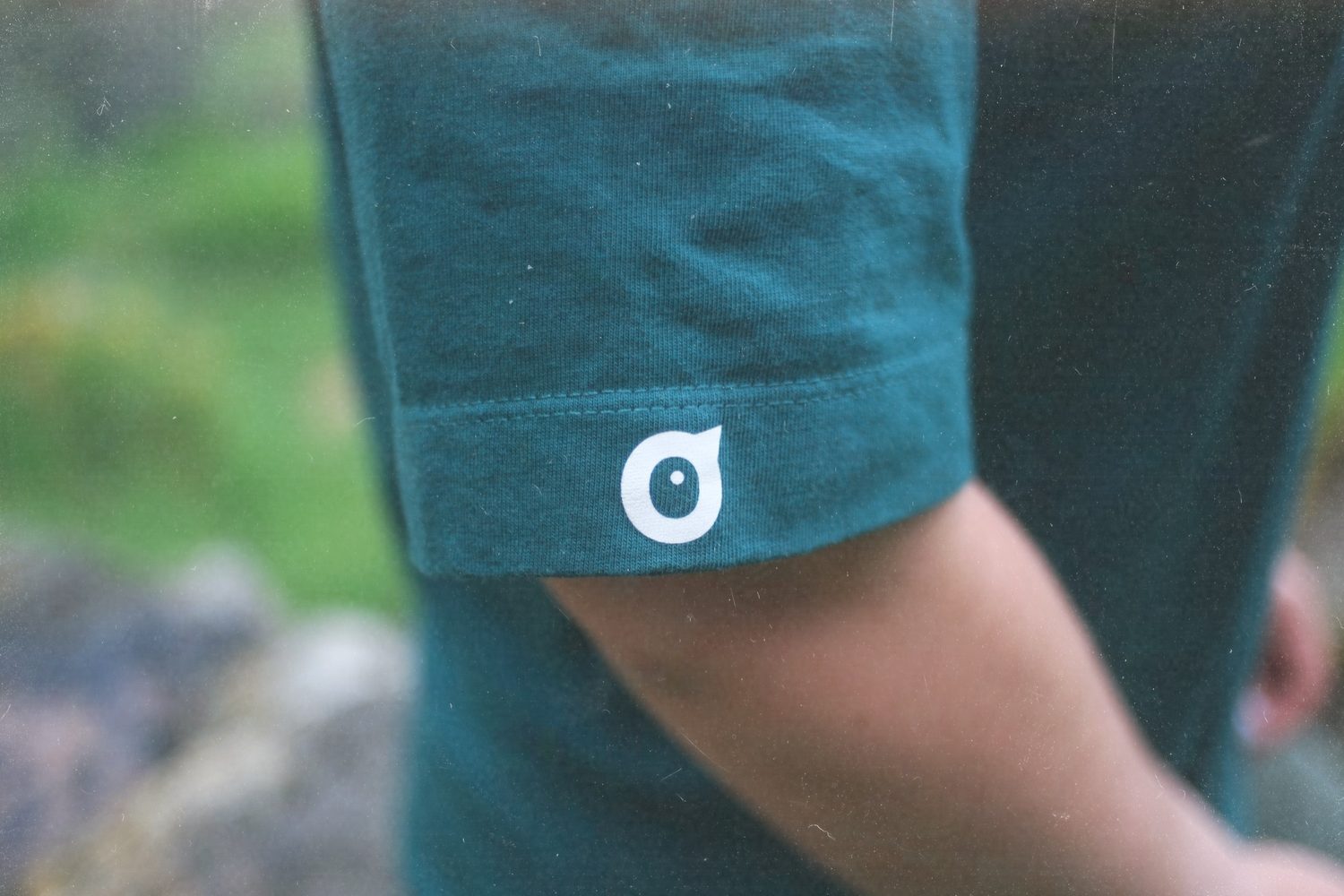 Macro of the eye isotype on the sleeve.